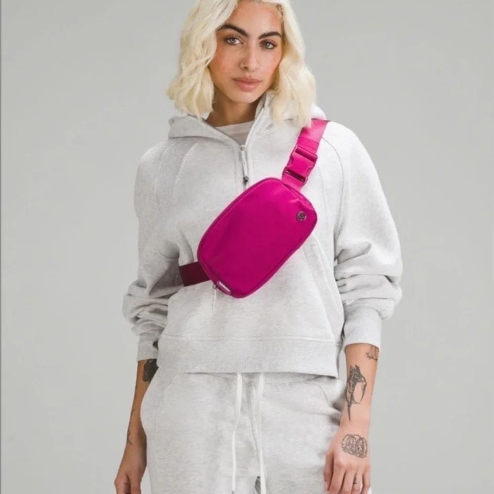Lululemon Everywhere Belt Bag Wild Berry - Picture 5 of 9